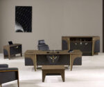 Metal detaylı modern yönetici ofis masası.