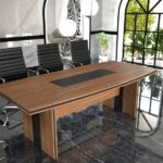 Ahşap malzemeden yapılmış modern toplantı masası.